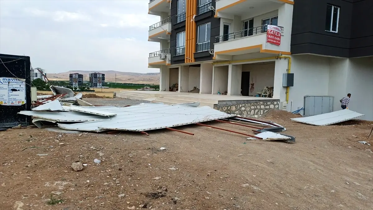 batmanda-siddetli-ruzgar-insaatta-hasara-neden-oldu-QBDDVpAi.jpg