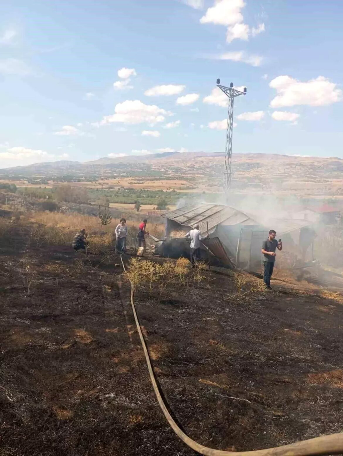 bingolun-genc-ilcesinde-cikan-ortu-yangini-denetim-altina-alindi-e8sld2Rr.jpg