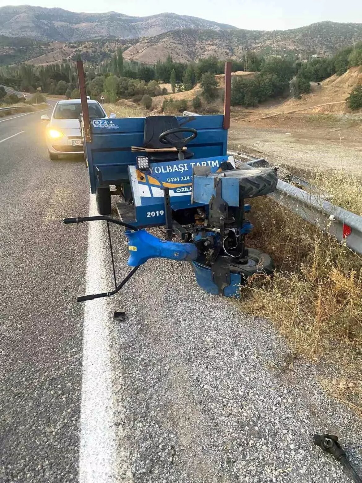bitliste-tarim-araci-devrildi-1-yarali-RFbZTF15.jpg